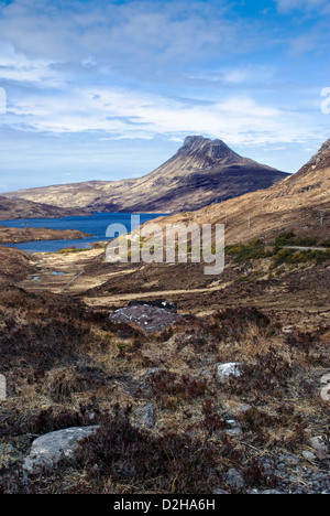 Il distintivo Stac Pollaidh o Stac Polly, montagna e loch Lurgainn presi dalla singola via strada fuori la A835, Scozia Foto Stock
