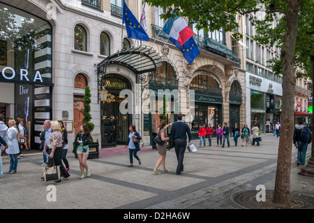 Caffè all'aperto e negozi lungo la Avenue des Champs Elysees di Parigi,Francia Foto Stock