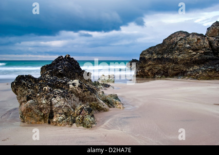 Le rocce nere a Sango Bay beach, Nr Durness, Sutherland sulla costa nord della Scozia. Prese su un soleggiato e tempestoso giorno Foto Stock