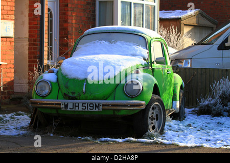 Volkswagen, Beetle 1975, progetto di restauro in attesa, coperto di neve trascurata, pneumatici piani, VW Bug, motore posteriore, flat Four, Tedesco costruito, verde, bug Foto Stock