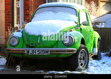 Volkswagen, Beetle 1975, progetto di restauro in attesa, coperto di neve trascurata, pneumatici piani, VW Bug, motore posteriore, flat Four, Tedesco costruito, verde, bug Foto Stock