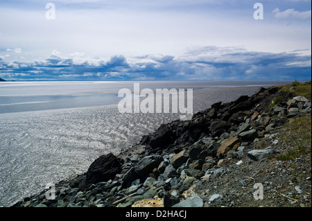 Aspro paesaggio di mare e montagne, Turnagain Arm, a sud di Anchorage in Alaska,, STATI UNITI D'AMERICA Foto Stock