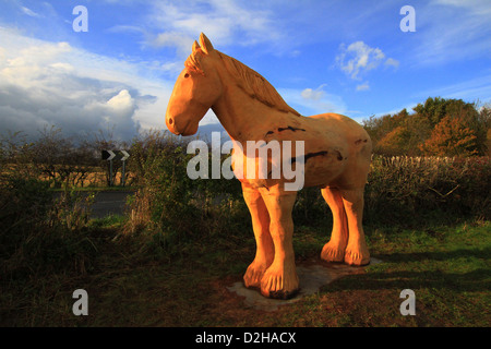 Cavallo di Troia, Trojan, scultura, Sentiero, Lincolnshire, Legno, animale, guerrieri greci, dentro cavallo, guerrieri greci, Nigel Sardeson, statua agricola Foto Stock