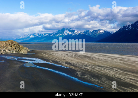 Forti venti rip attraverso un paesaggio aspro di mare e montagne, Turnagain Arm, a sud di Anchorage in Alaska,, STATI UNITI D'AMERICA Foto Stock