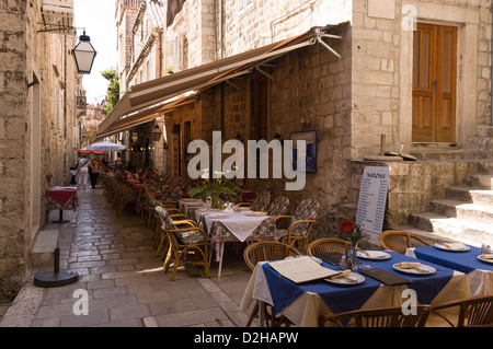 Elk192-3521 Croazia, Dubrovnik, old town street con ristorante Foto Stock