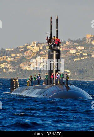 Souda Bay, Grecia. Il 23 gennaio 2013. US Navy Los Angeles-class attack submarine USS Alexandria arriva per un porto di scalo Gennaio 23, 2013 in Souda Bay, Grecia. Alessandria è distribuito con la sesta flotta nel Mar Mediterraneo. Credito: US Navy foto / Alamy Live News Foto Stock