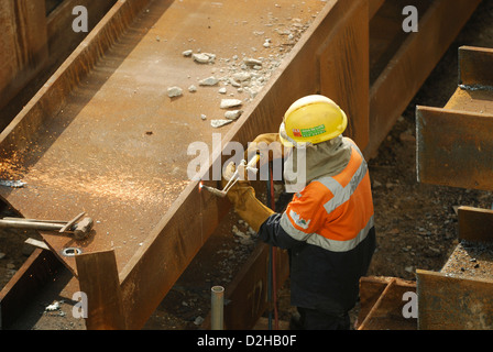 Torcia saldatrice il taglio in un grande in acciaio i-beam, Hong Kong. Foto Stock