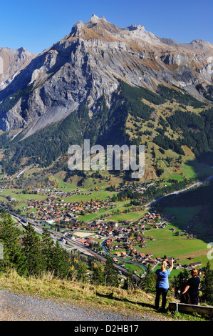 La città svizzera di Kandersteg, nell'Oberland Bernese, dal di sopra Foto Stock