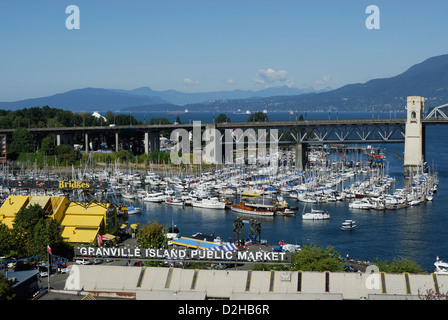 Granville Island Market, False Creek Mercato marittimo e Marina e Ponte Burrard Vancouver, British Columbia, Canada. Foto Stock