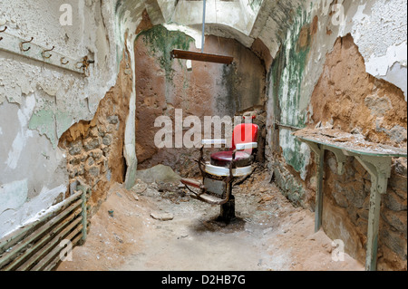 Sedia da barbiere in decadendo cella di prigione, creepy rovine presso la haunted stato orientale Penitenzieria, Philadelphia, PA, Stati Uniti d'America. Foto Stock