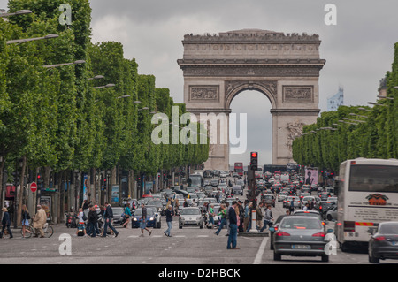 Champ Elysees e dall' Arco di Trionfo a Parigi,Francia Foto Stock