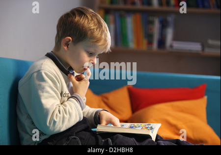 Berlino, Germania, ragazzo la lettura di un libro a fumetti Foto Stock