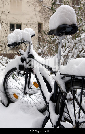 Berlino, Germania, fornito completamente nevicato bike Foto Stock