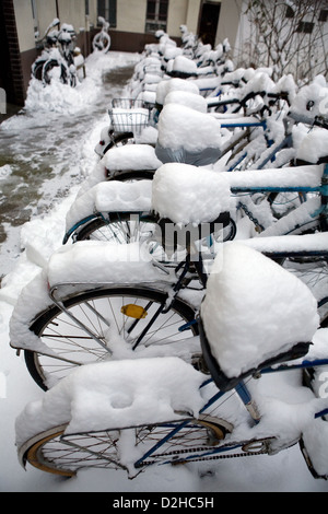 Berlino, Germania, fornito completamente nevicato bike Foto Stock