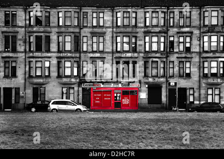 Arenaria tradizionale casamento con red shop front, Govan, Glasgow, Scotland, Regno Unito Foto Stock