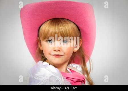 Ritratto di un bambino di 3 anni bambina indossa un rosa cappello da cowboy Foto Stock