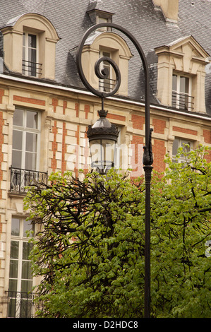 Elegante lanterna. La meravigliosa Place des Vosges è la più antica piazza prevista a Parigi. Costruito da re Henri IV, è stato inaugurato nel 1612. La Francia. Foto Stock