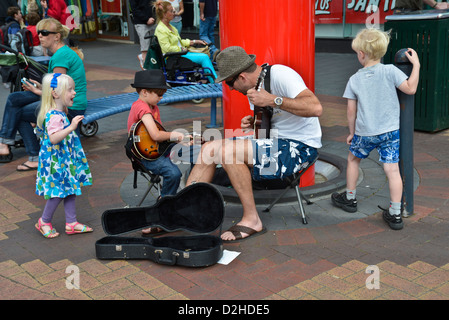 Padre e figlio musicista di strada team a Hobart in Tasmania Foto Stock