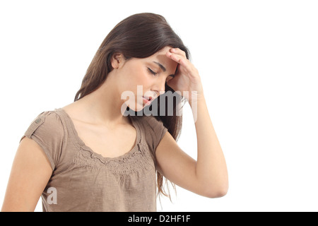 Donna con un mal di testa e la sua mano in fronte su un bianco sfondo isolato Foto Stock