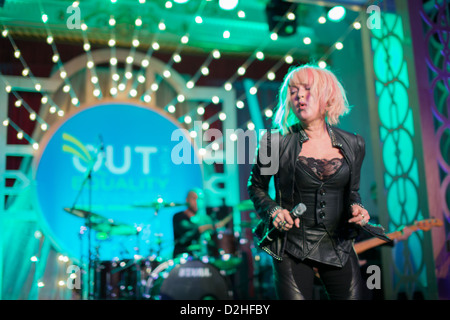 Lunedì, Gennaio 21st, 2013, Cindi Lauper esegue il suo greatest hits al fuori per la parità Ball 2013. Foto Stock