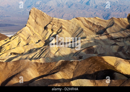 Presto luce sul picco di Manly da Zabriskie Point nel Parco Nazionale della Valle della Morte, California. Foto Stock