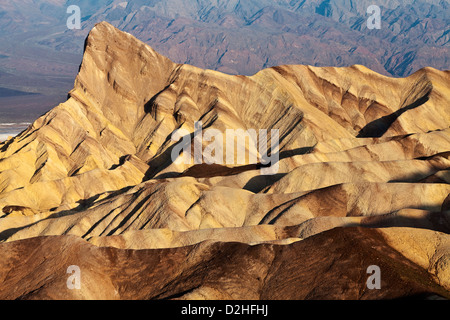 Manly Beacon da Zabriskie Point nel Parco Nazionale della Valle della Morte, California. Foto Stock