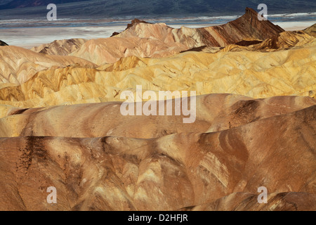 Presto luce sul picco di Manly da Zabriskie Point nel Parco Nazionale della Valle della Morte, California. Foto Stock