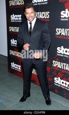 Manu Bennett presso gli arrivi per SPARTACUS: guerra dei dannati Season premiere, MoMA Museum of Modern Art di New York NY Gennaio 24, 2013. Foto di: Andres Otero/Everett Collection Foto Stock