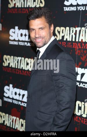 Manu Bennett presso gli arrivi per SPARTACUS: guerra dei dannati Season premiere, MoMA Museum of Modern Art di New York NY Gennaio 24, 2013. Foto di: Andres Otero/Everett Collection Foto Stock