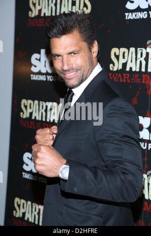 Manu Bennett presso gli arrivi per SPARTACUS: guerra dei dannati Season premiere, MoMA Museum of Modern Art di New York NY Gennaio 24, 2013. Foto di: Andres Otero/Everett Collection Foto Stock