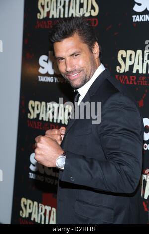 Manu Bennett presso gli arrivi per SPARTACUS: guerra dei dannati Season premiere, MoMA Museum of Modern Art di New York NY Gennaio 24, 2013. Foto di: Andres Otero/Everett Collection Foto Stock