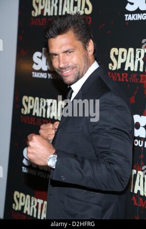 Manu Bennett presso gli arrivi per SPARTACUS: guerra dei dannati Season premiere, MoMA Museum of Modern Art di New York NY Gennaio 24, 2013. Foto di: Andres Otero/Everett Collection Foto Stock