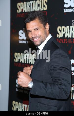 Manu Bennett presso gli arrivi per SPARTACUS: guerra dei dannati Season premiere, MoMA Museum of Modern Art di New York NY Gennaio 24, 2013. Foto di: Andres Otero/Everett Collection Foto Stock