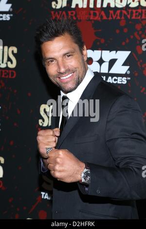 Manu Bennett presso gli arrivi per SPARTACUS: guerra dei dannati Season premiere, MoMA Museum of Modern Art di New York NY Gennaio 24, 2013. Foto di: Andres Otero/Everett Collection Foto Stock