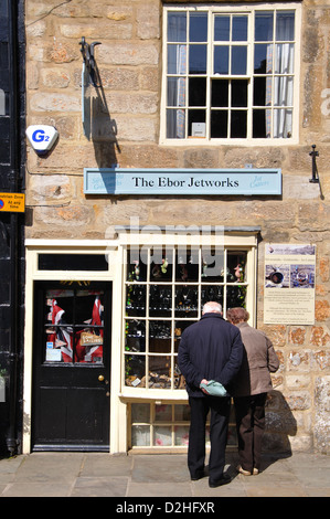 Il Ebor Jetworks, vendita tradizionale getto di Whitby, Church Street, Whitby, North Yorkshire, Inghilterra, Regno Unito Foto Stock