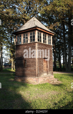 Legno vecchia torre di guardia, il campo di concentramento di Auschwitz, Polonia Foto Stock