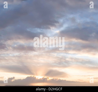 Sunrise sky con le nuvole e il sole dietro di loro. Foto Stock