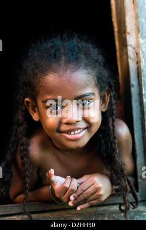 Bambino in una casa in paese, inferno-ville, nosy-be, madagascar Foto Stock