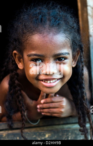 Bambino in una casa in paese, inferno-ville, nosy-be, madagascar Foto Stock