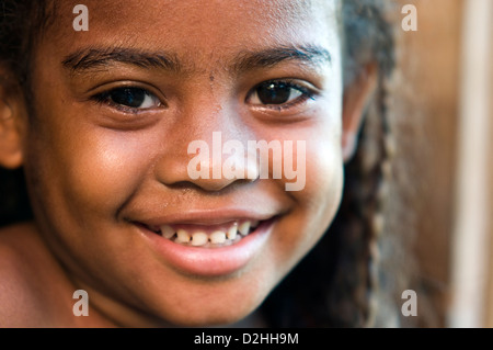 Bambino in una casa in paese, nosy-be, inferno-ville, madagascar Foto Stock