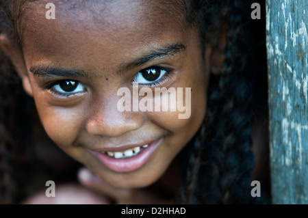 Bambino in una casa in paese, inferno-ville, nosy-be, madagascar Foto Stock