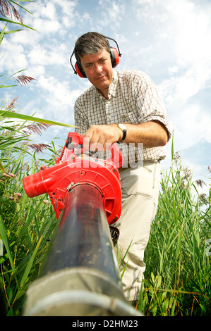 Professore di studi di Ecologia vegetale e la natura la vita sulla Norfolk Broads Foto Stock