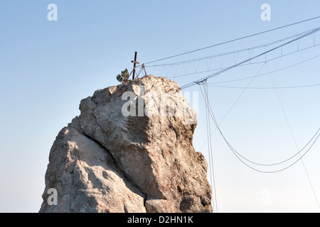 Attrezzatura per alpinismo e rappelling fissato sulla roccia Foto Stock