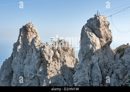 Due scogliere e attrezzatura per alpinismo e rappelling fissato sulla roccia. Ai-Petri, Crimea, Ucraina. Foto Stock