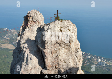 Attrezzatura per alpinismo e rappelling fissato sulla roccia. Ai-Petri, Crimea, Ucraina. Foto Stock