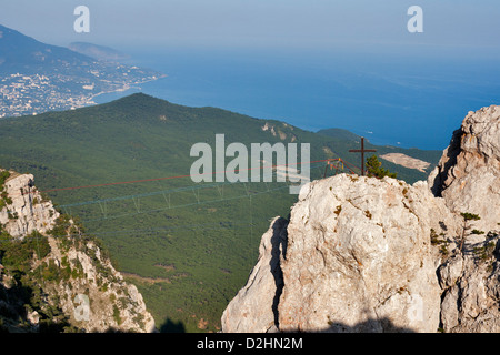 Attrezzatura per alpinismo e rappelling fissato sulla roccia con Yalta ans Black Sea view. Ai-Petri, Crimea, Ucraina. Foto Stock