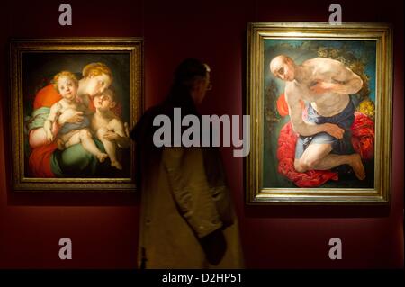 La gente guarda i dipinti "Madonna col Bambino e San Giovanni" (L) e 'Saint Girolamo penitente" di Jacopo Pontormo alla fiera "Pontormo. Capolavori del manierismo a Firenze" presso il Museo di Stato di Hannover, Germania, 25 gennaio 2013. La mostra si terrà dal 27 gennaio fino al 05 maggio. Foto: SEBASTIAN KAHNERT Foto Stock