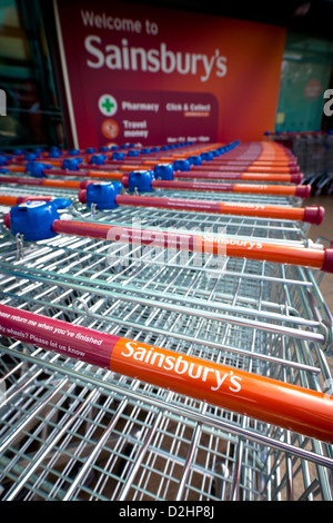 Bath, Regno Unito - 24 Aprile 2011: una linea di prodotti di marca Sainsbury's carrelli della spesa al di fuori di un Sainsbury's supermercato nel bagno Foto Stock