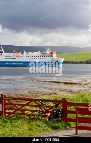 Serco traghetto Northlink lasciando Stromness sulle Isole Orcadi Foto Stock