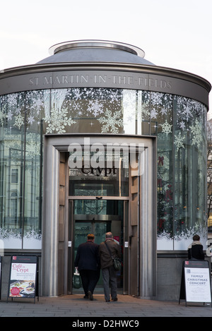 Ingresso alla cripta presso la chiesa di St Martin's nei campi, Trafalgar Square, Londra. Foto Stock